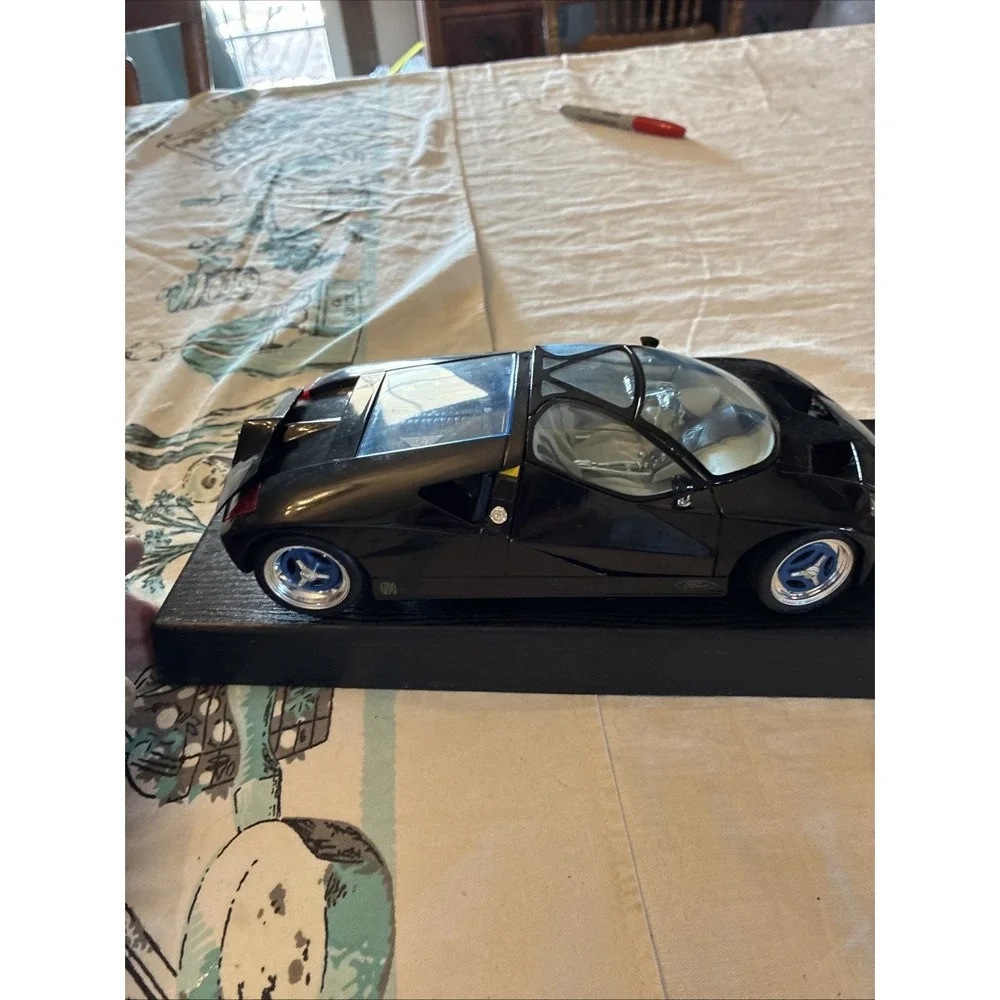 Maisto Special Edition Black Ford GT90 with Blue Rims 1 18 scale Die Cast